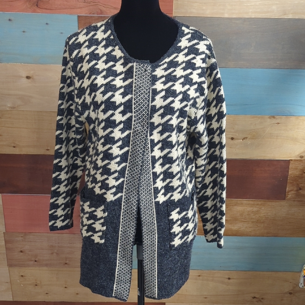 Elegant Houndstooth Cardigan - Black and Cream